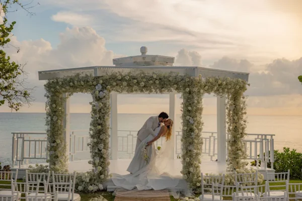 capa post: noivos se beijando no altar