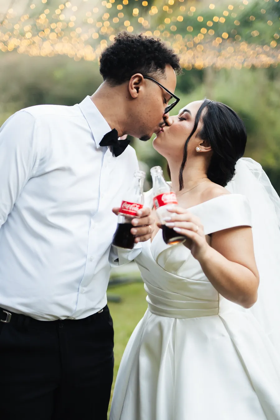 noivos brindando com coca cola