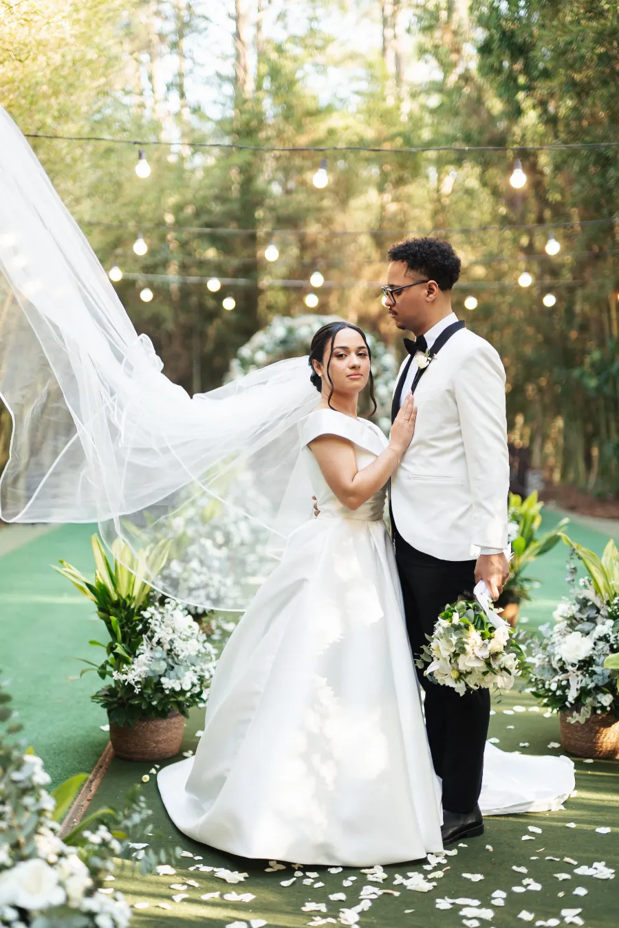 noivos no casamento ao ar livre