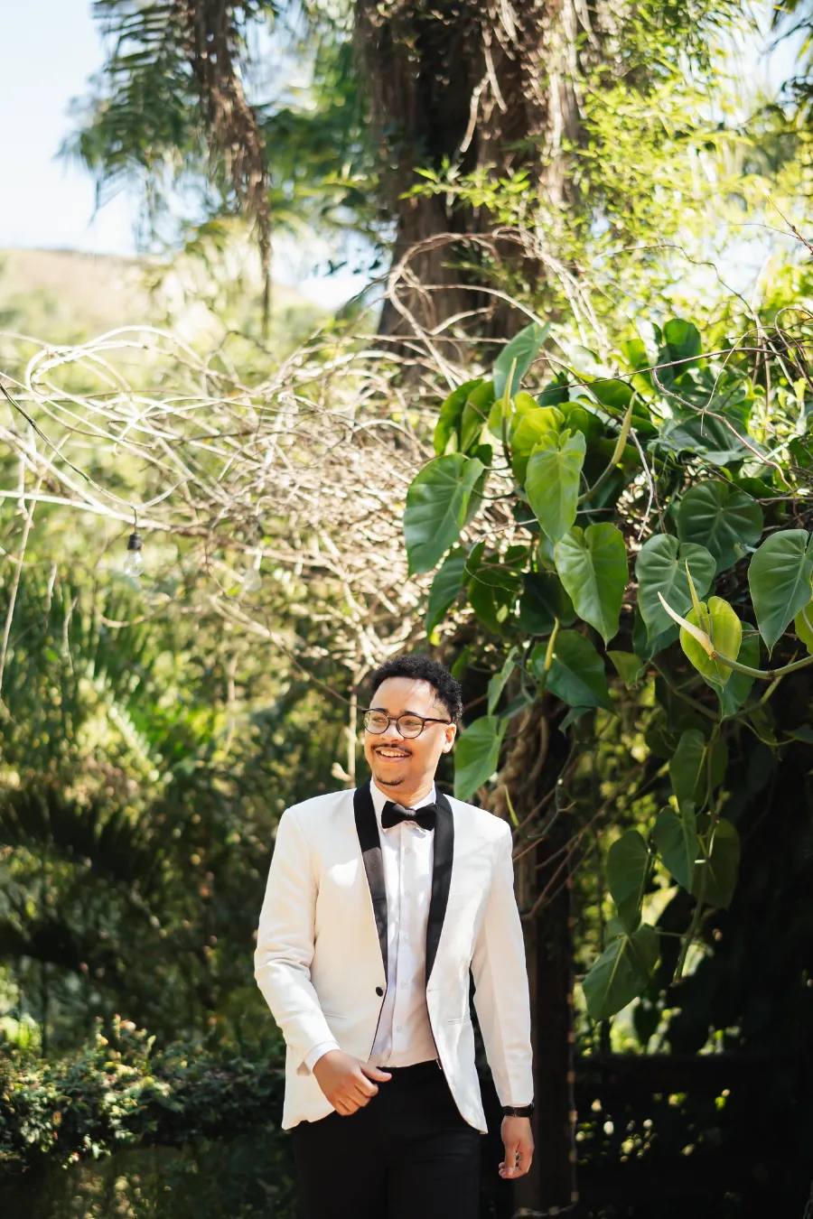 noivo com smoking branco