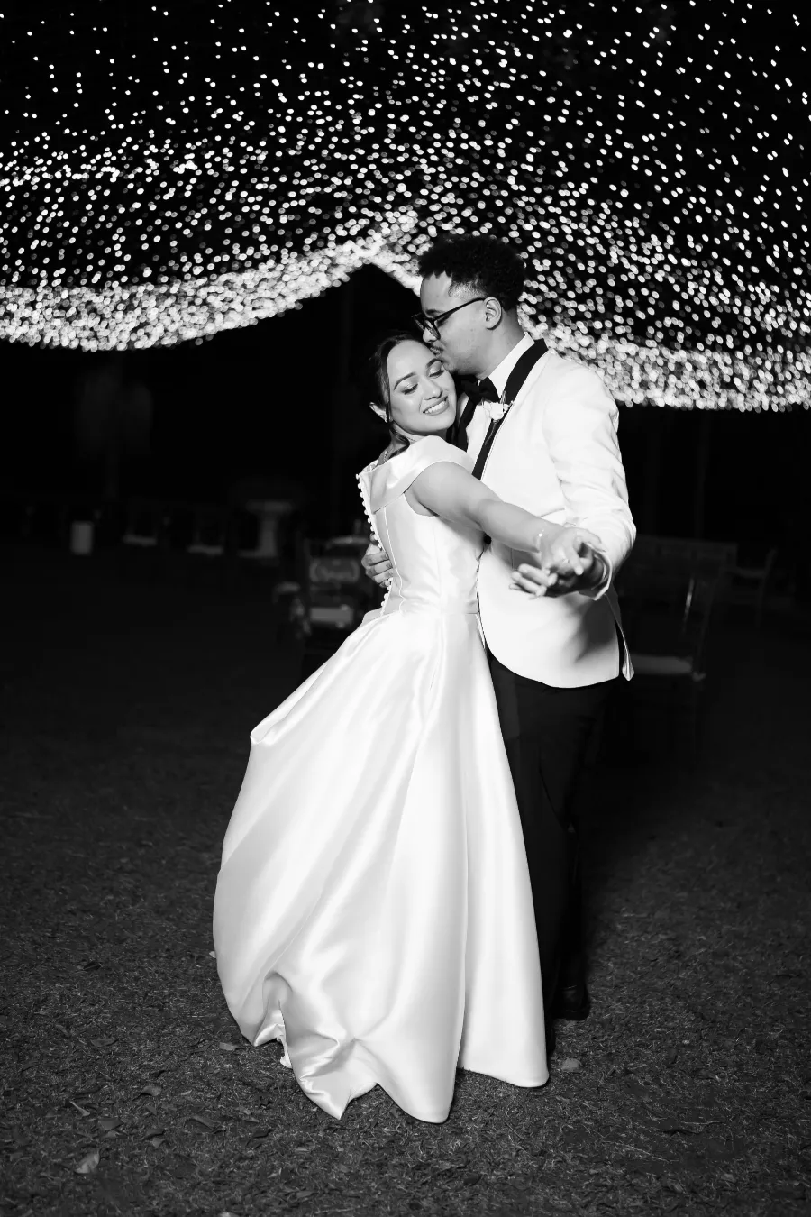 noivos dançando sob luzinhas