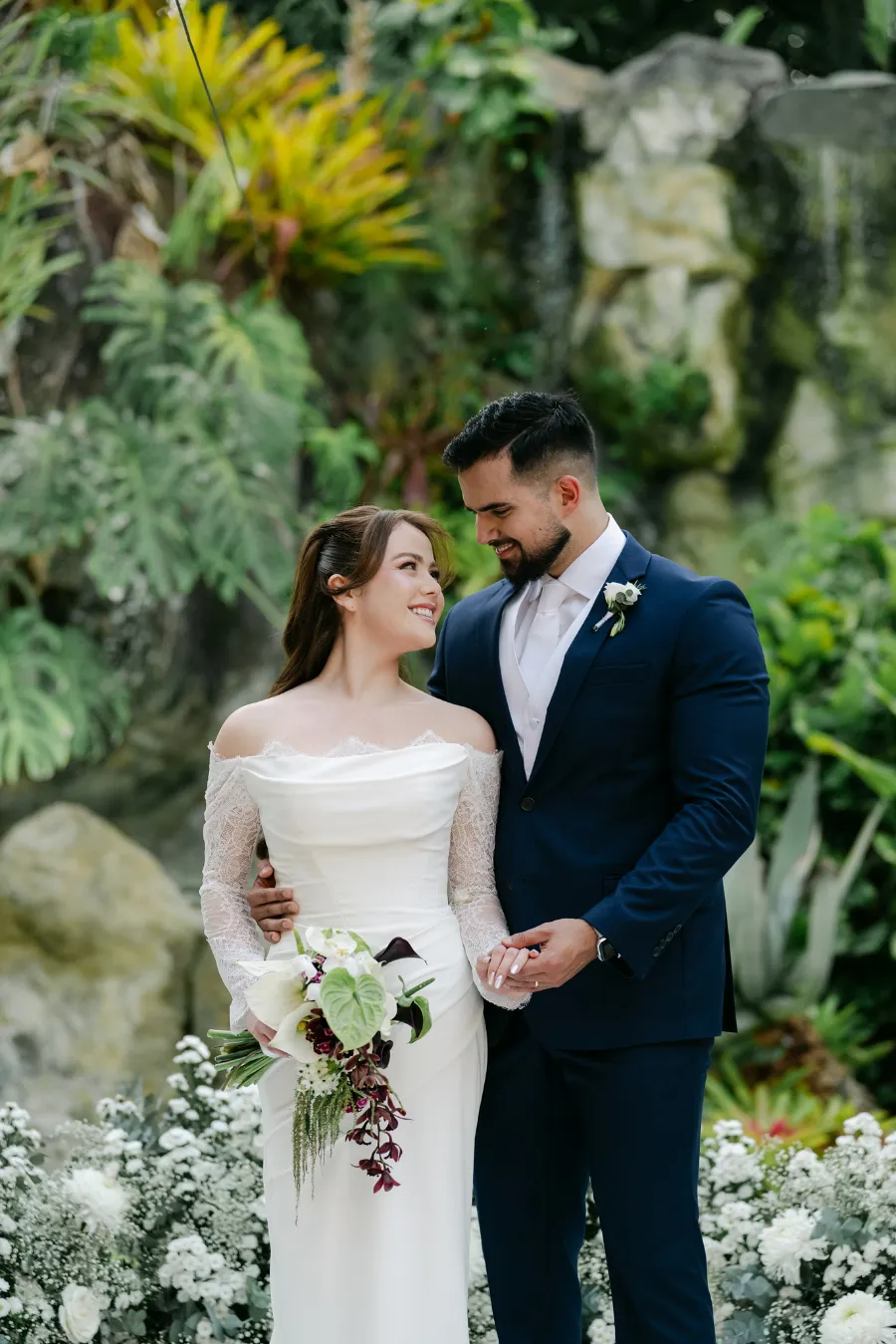 noivos de mãos dadas