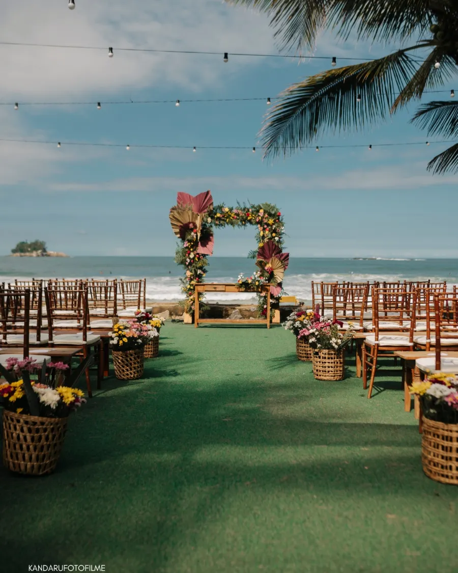 altar decorado com altar rústico e colorido na praia