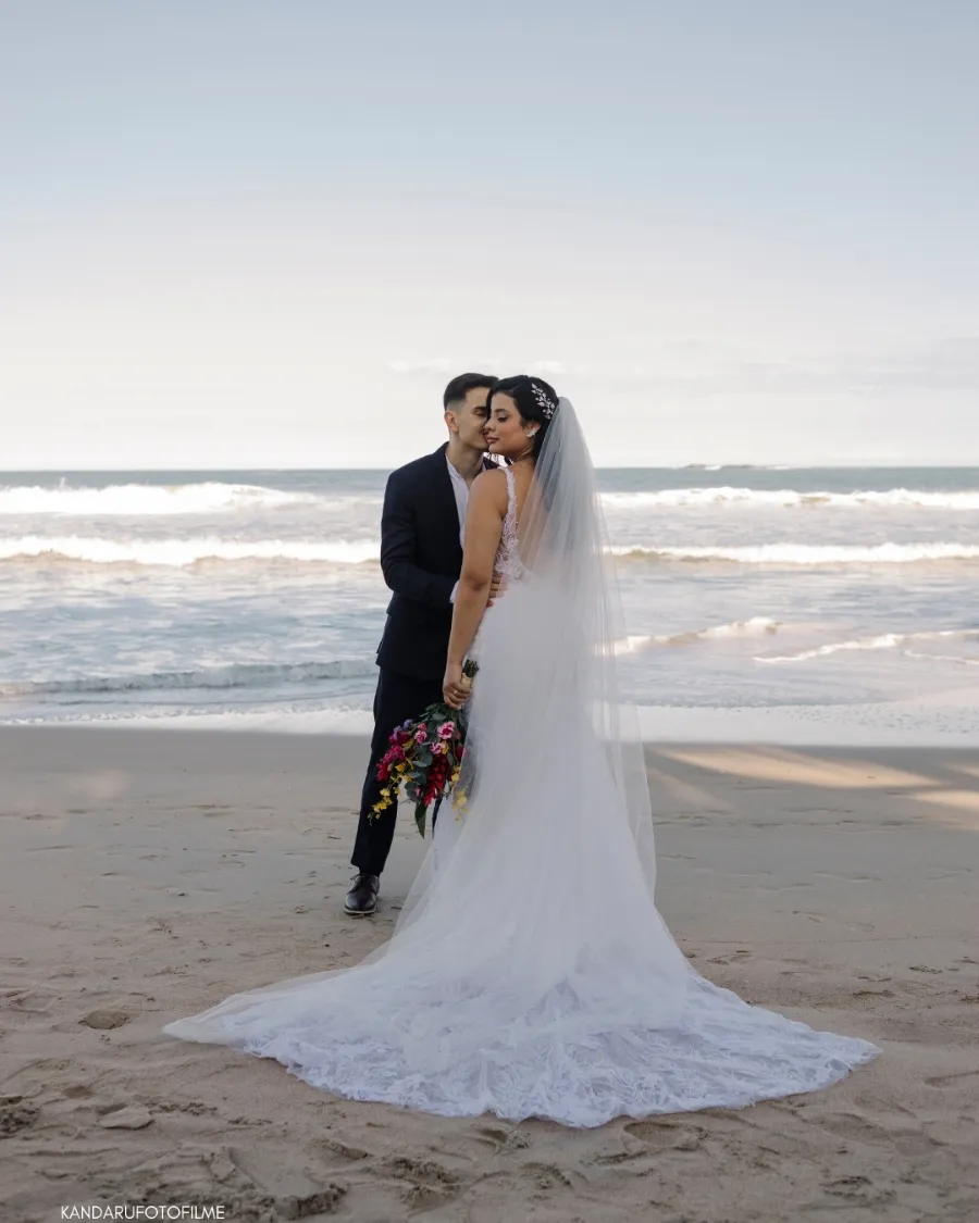 noivos abraçados na praia