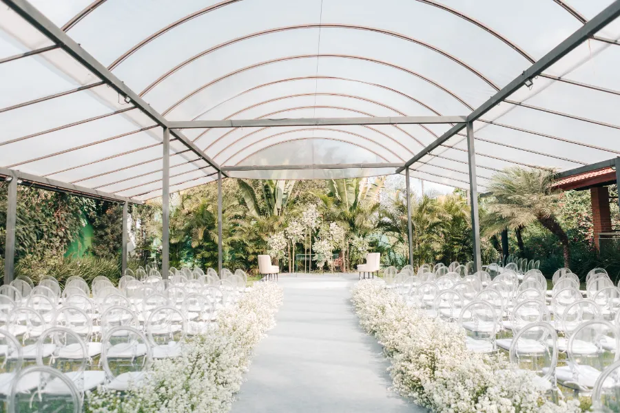 espaço de casamento com flores brancas