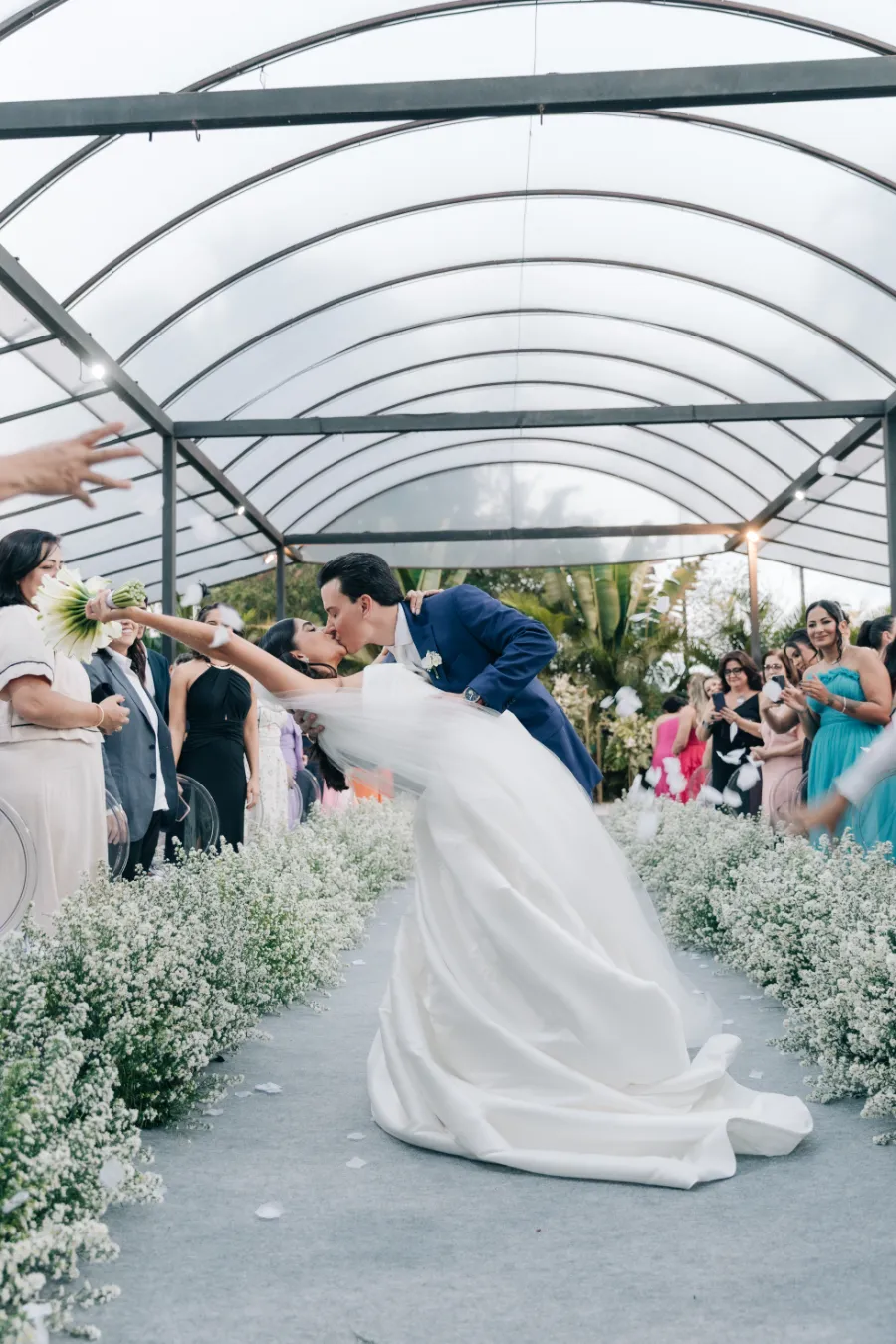 noivos se beijando no plano b