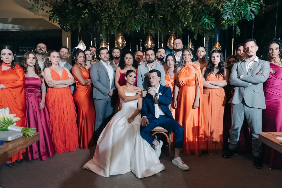 noivos e madrinhas e padrinhos ao fundo