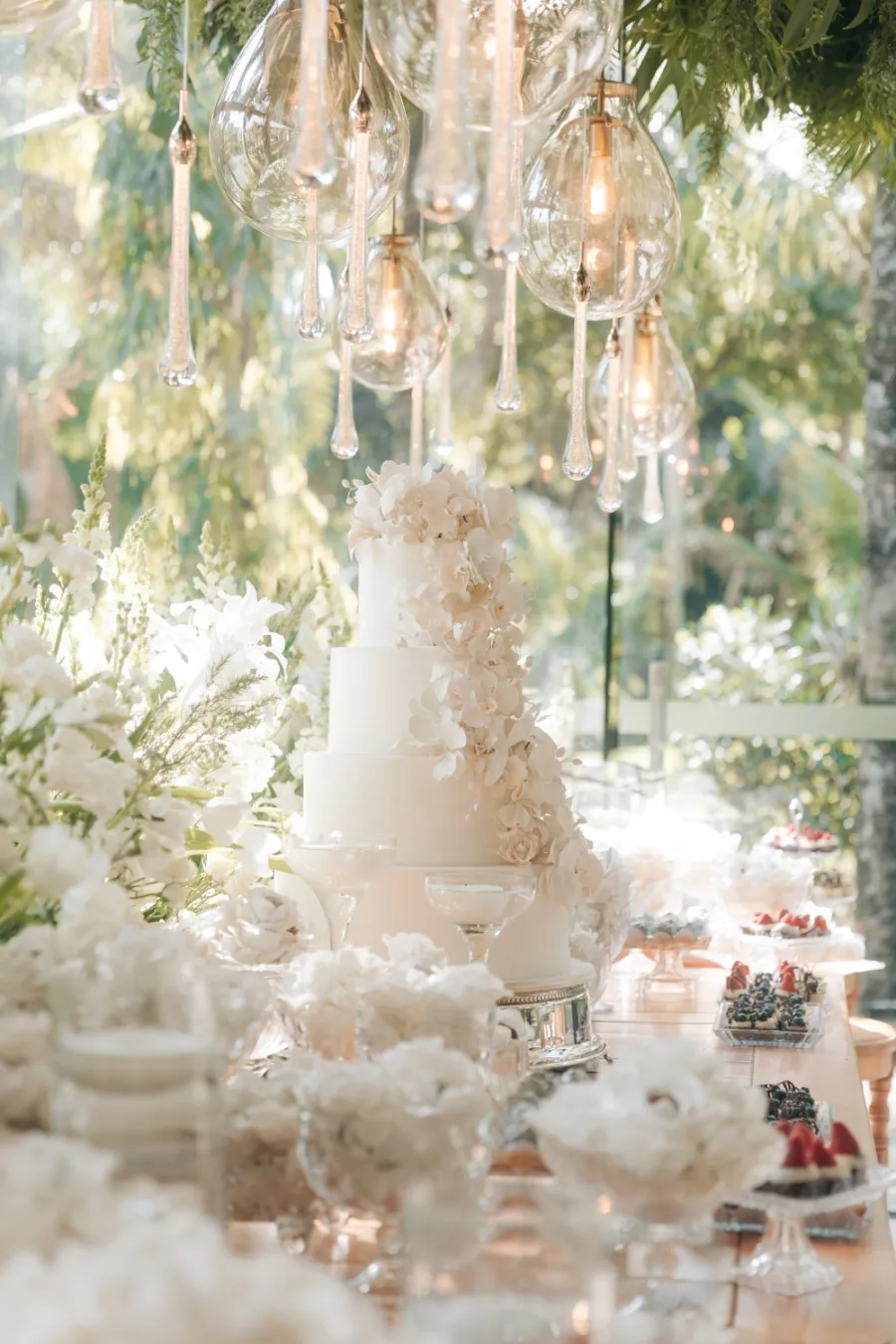 bolo de casamento branco com quatro andares
