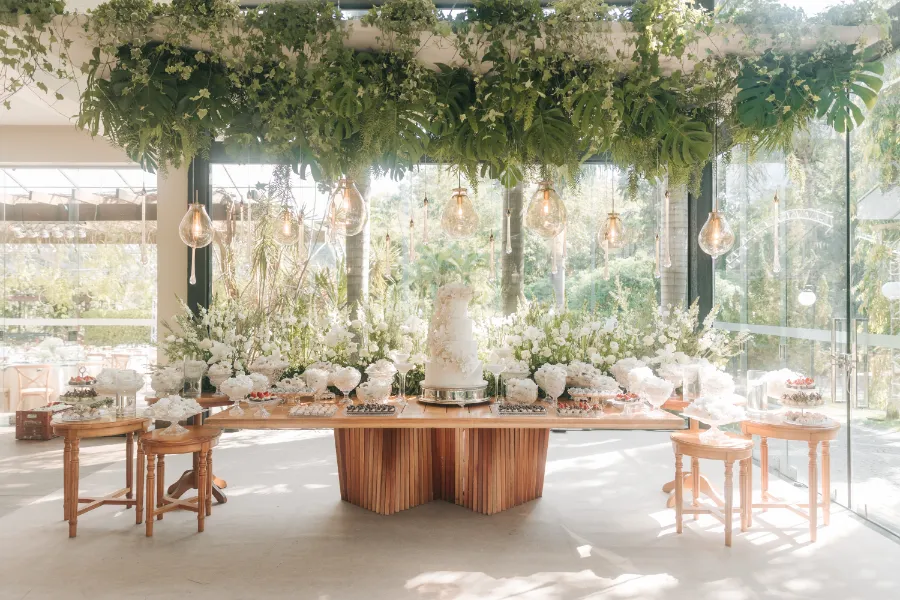 mesa do bolo de casamento branco