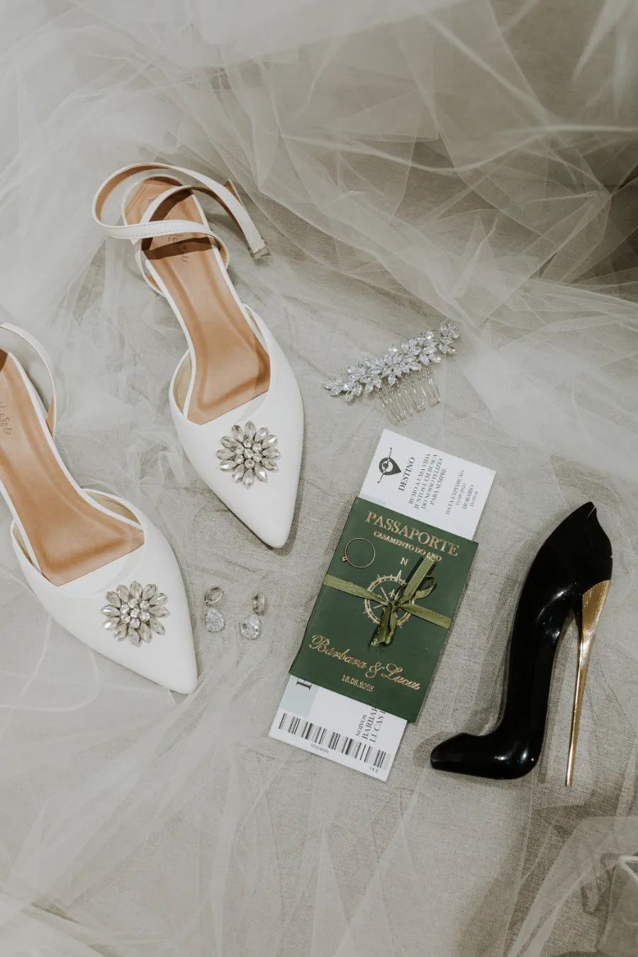 sandalia de noiva ao lado de convite de casamento