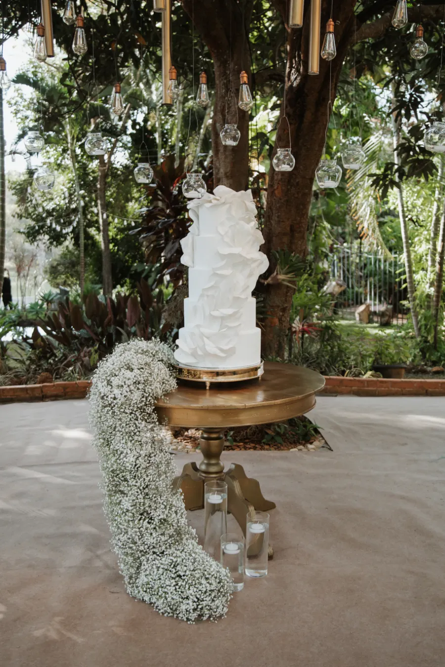 mesa do bolo de casamento minimalista