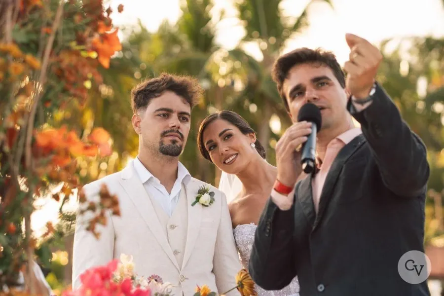 noivos na cerimonia de casamento