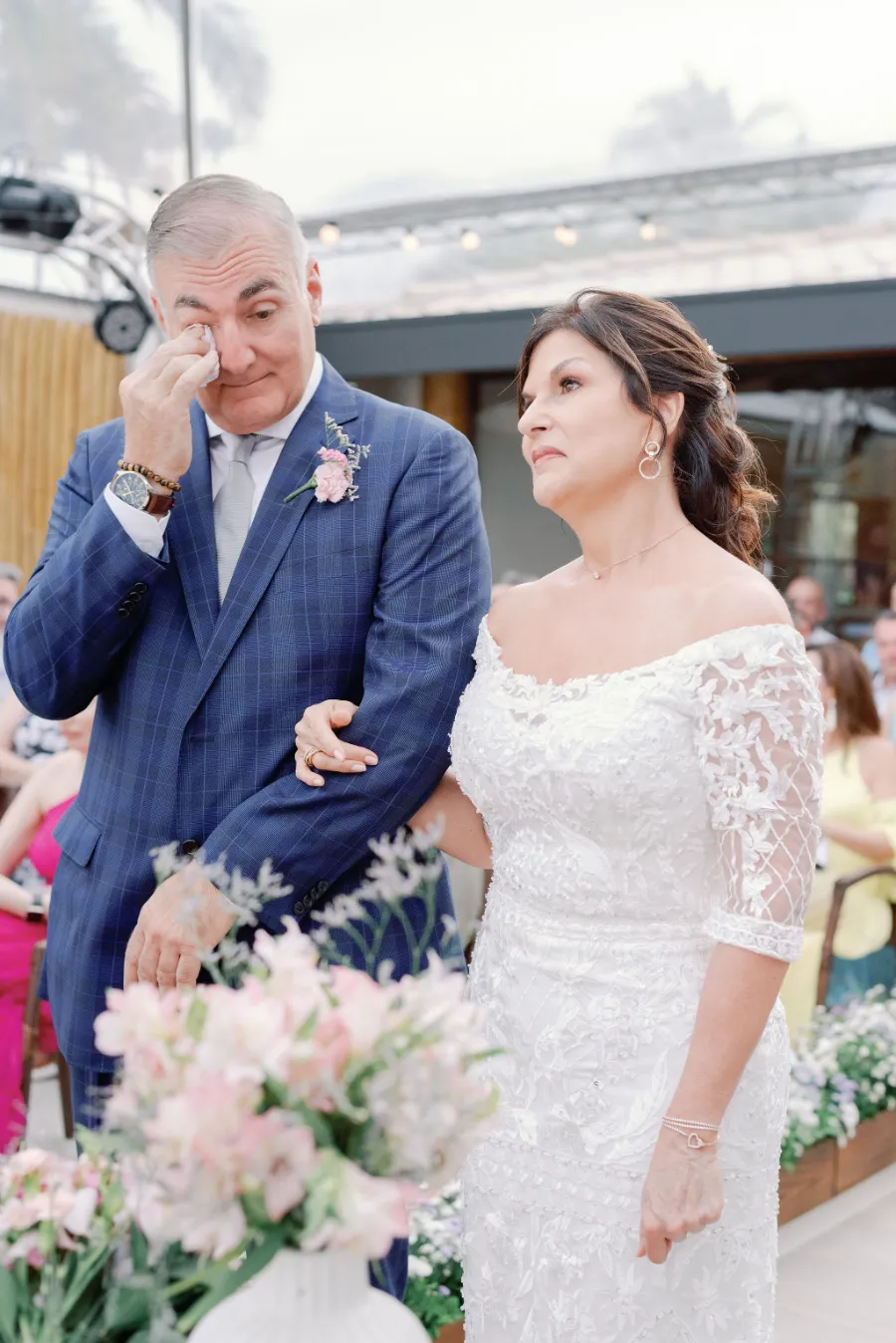 noivos emocionados em casamento