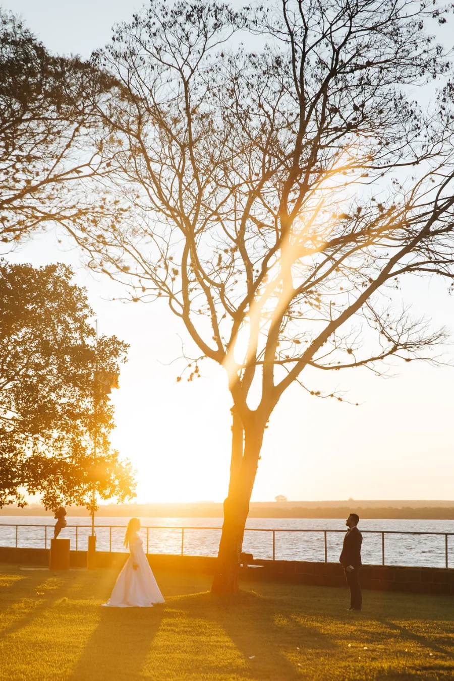 noivos sob o por do sol