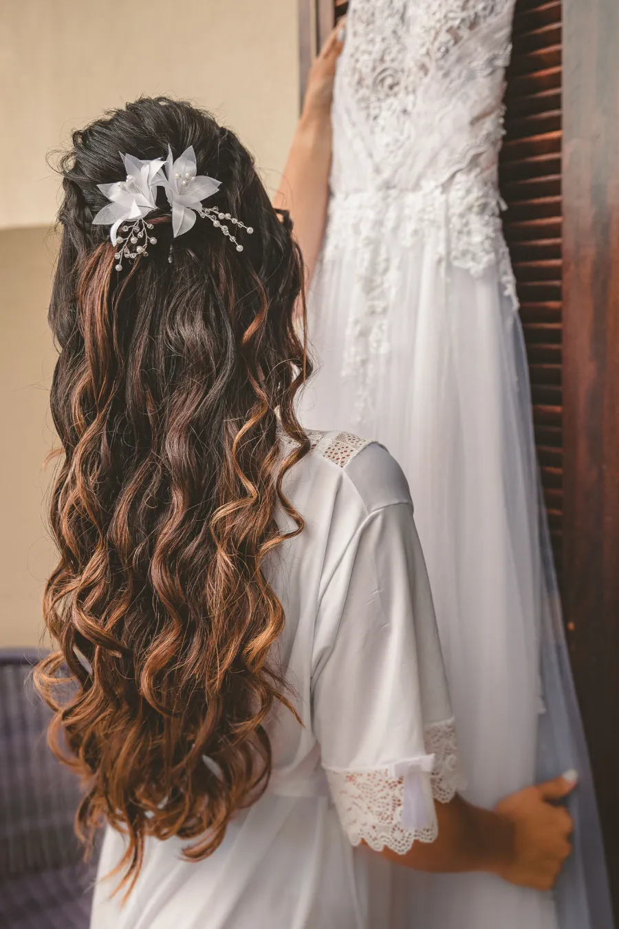 noiva com penteado ondulado e presilha floral