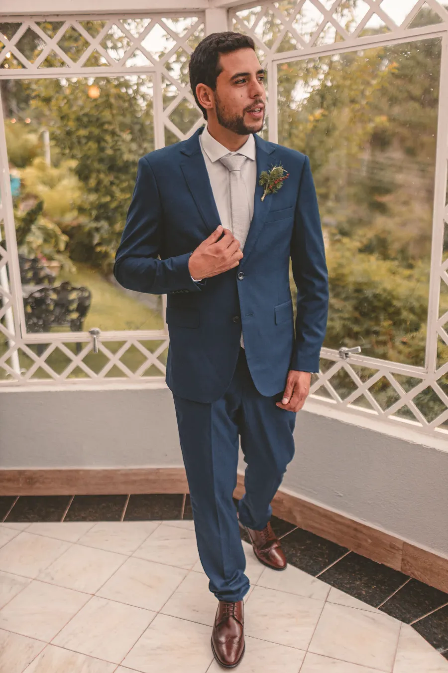 noivo com terno azul