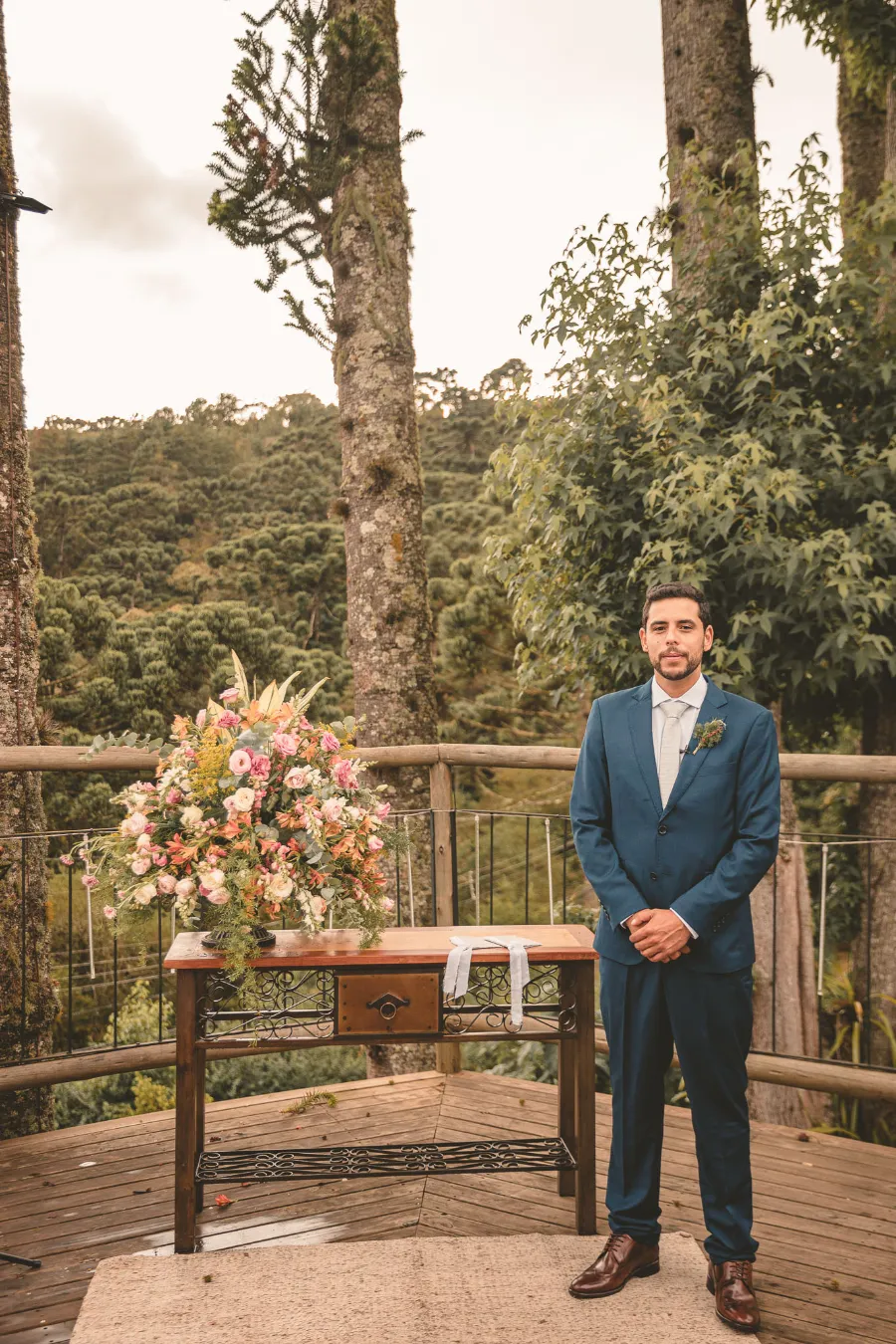 noivo ao lado do altar