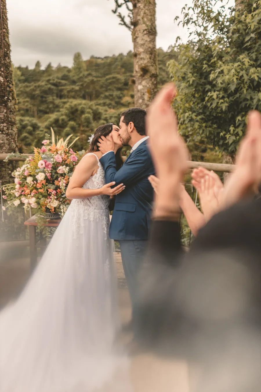 noivos se beijando no altar