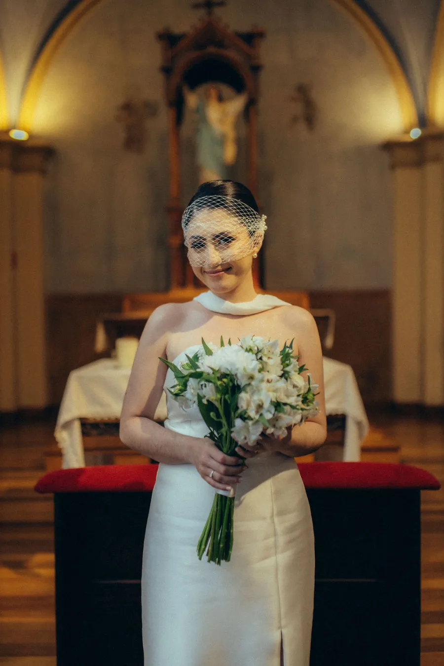 noiva com buque branco echarpe e voilette