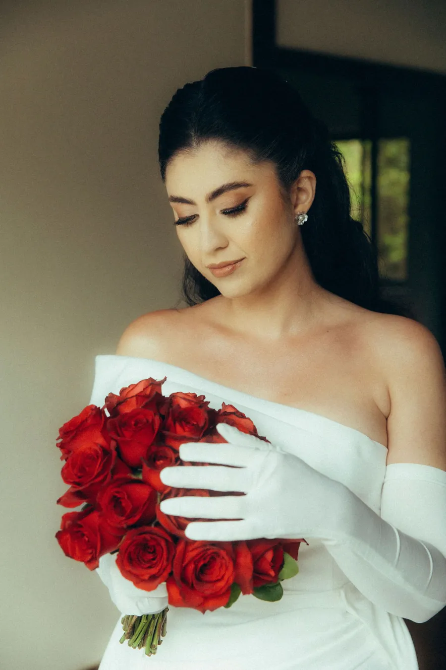 noiva retro com luvas e buque de rosas vermelhas