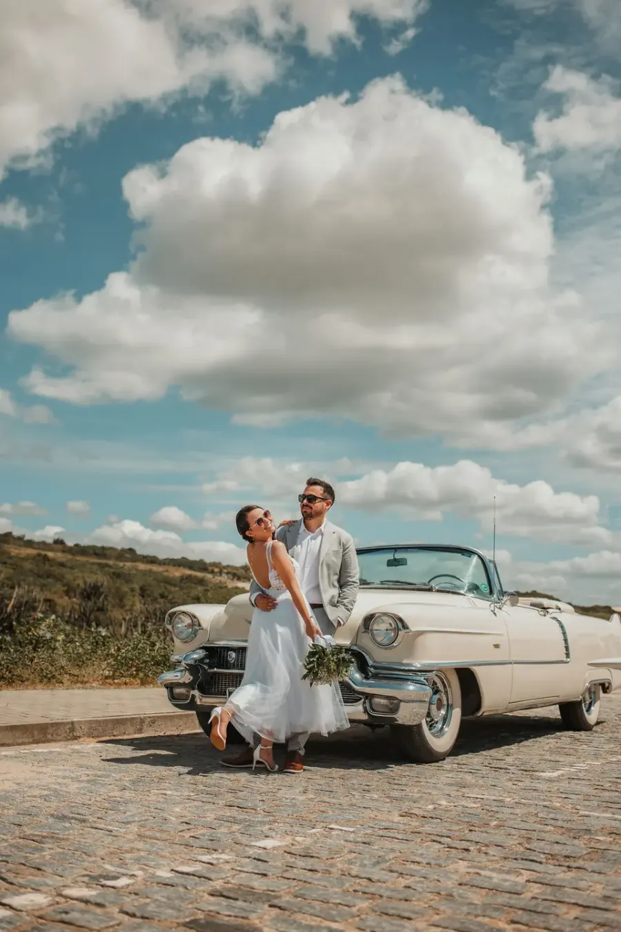 noivos na frente de carro