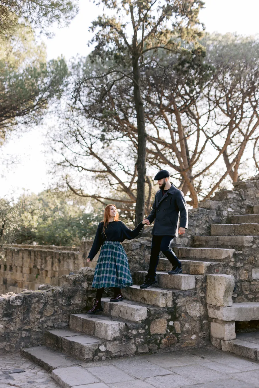 casal descendo as escada em ensaio pre wedding