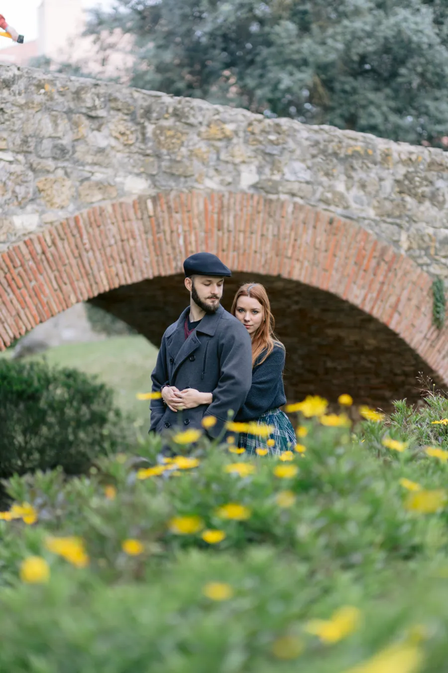 noivos abraçados em um campo florido em Portugal
