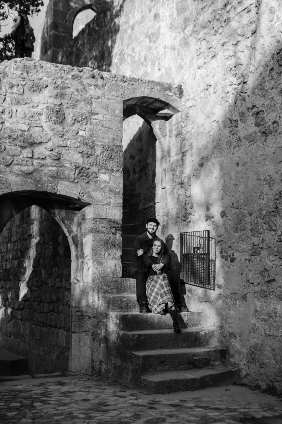 casal sentado na escada em pre wedding