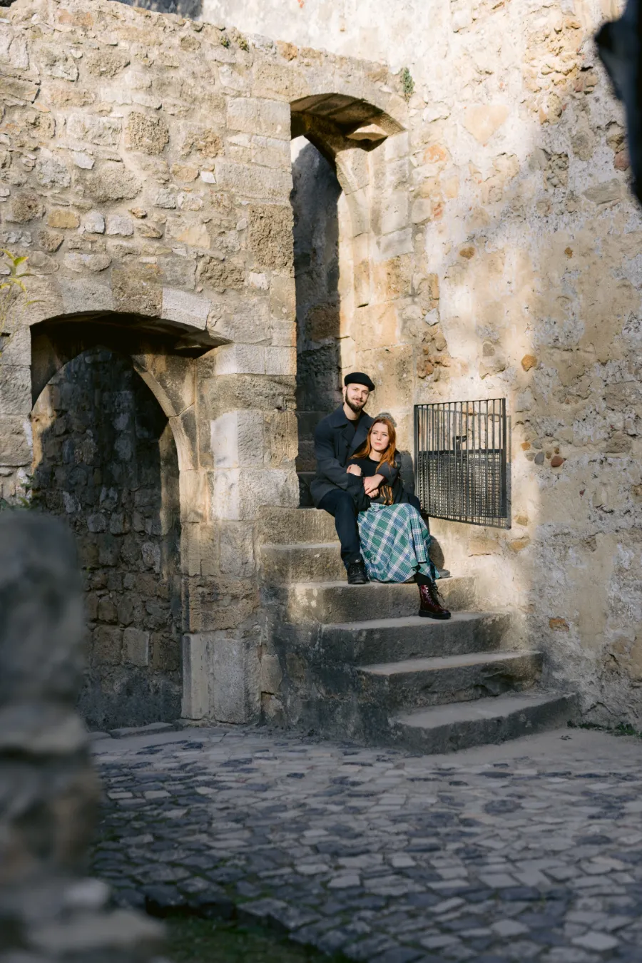 casal sentado na escada