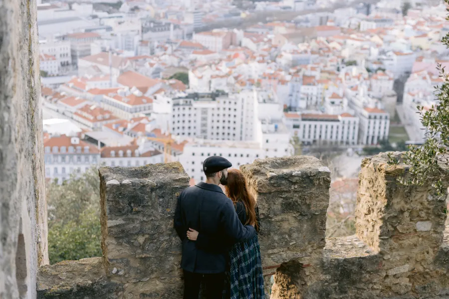 noivos olhando cidade de lisboa