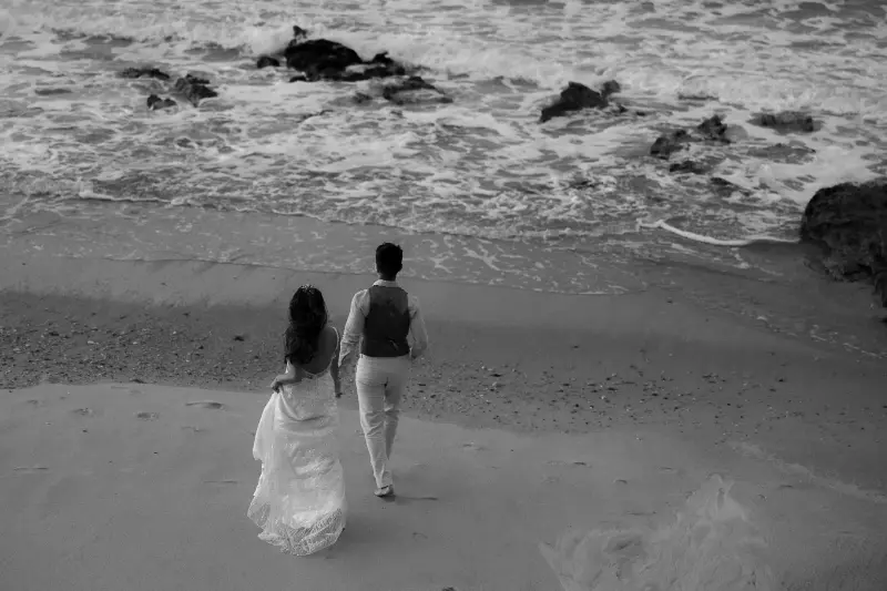 casal andando pela praia