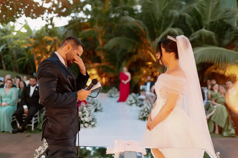noivos emocionados no altar