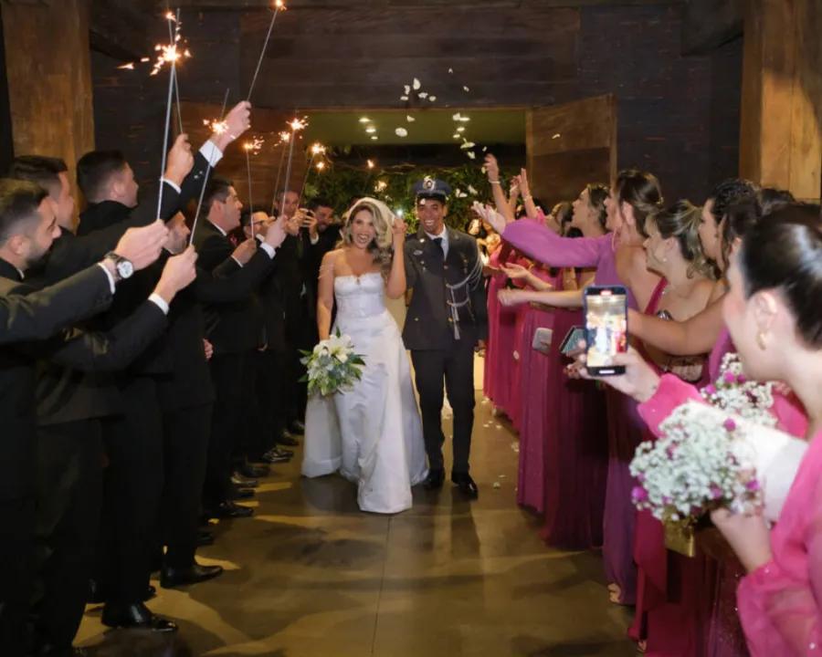 saída dos noivos no casamento