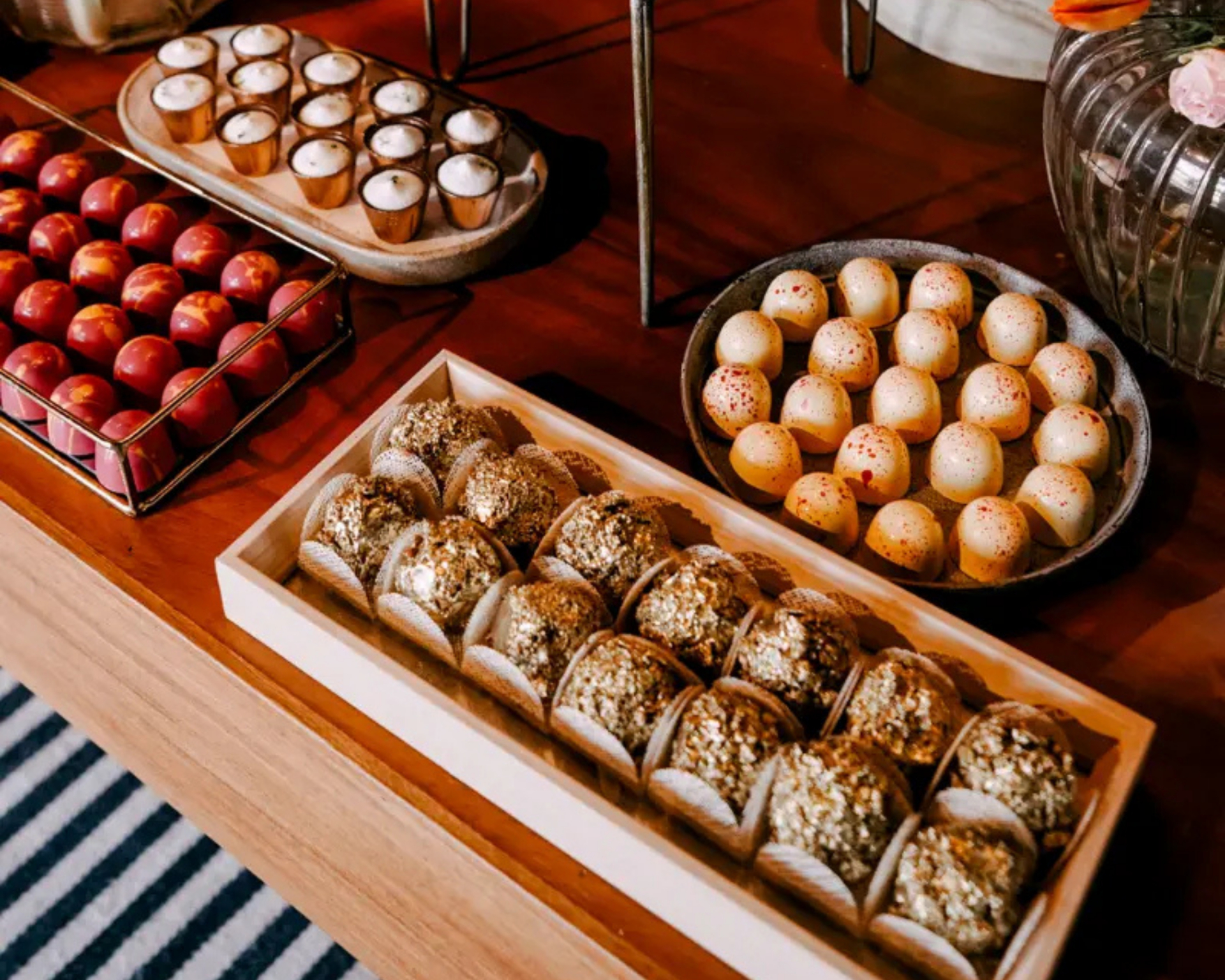 mesa com doces de casamento