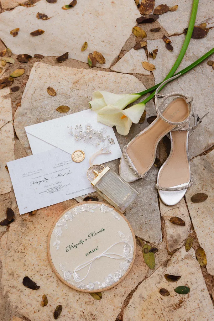 sandalia convite de casamento flores e porta aliança