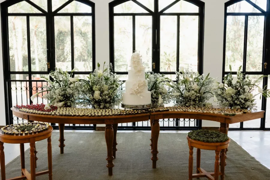 mesa para do bolo para casamento clássico ao ar livre
