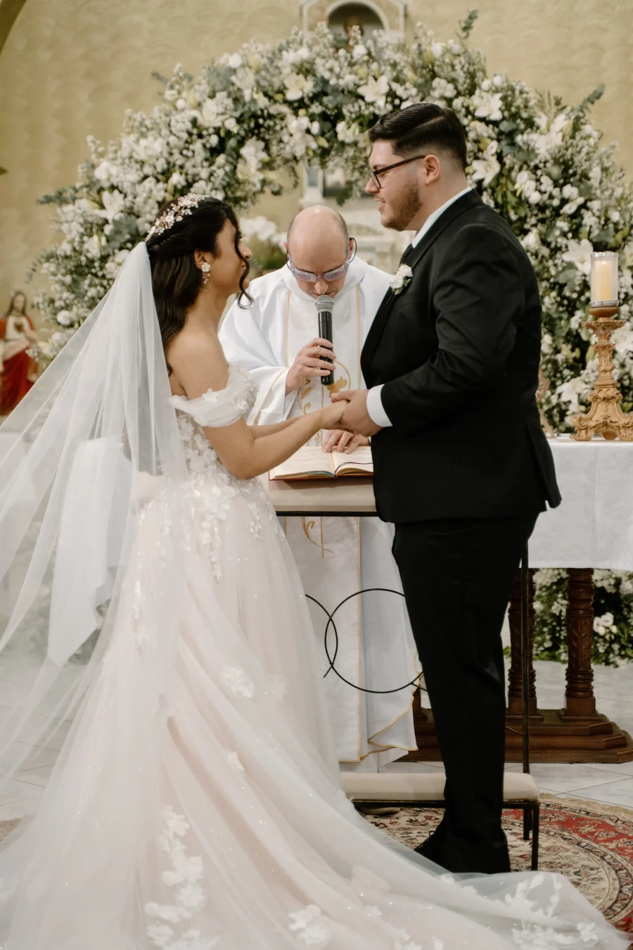 noivos no casamento na igreja
