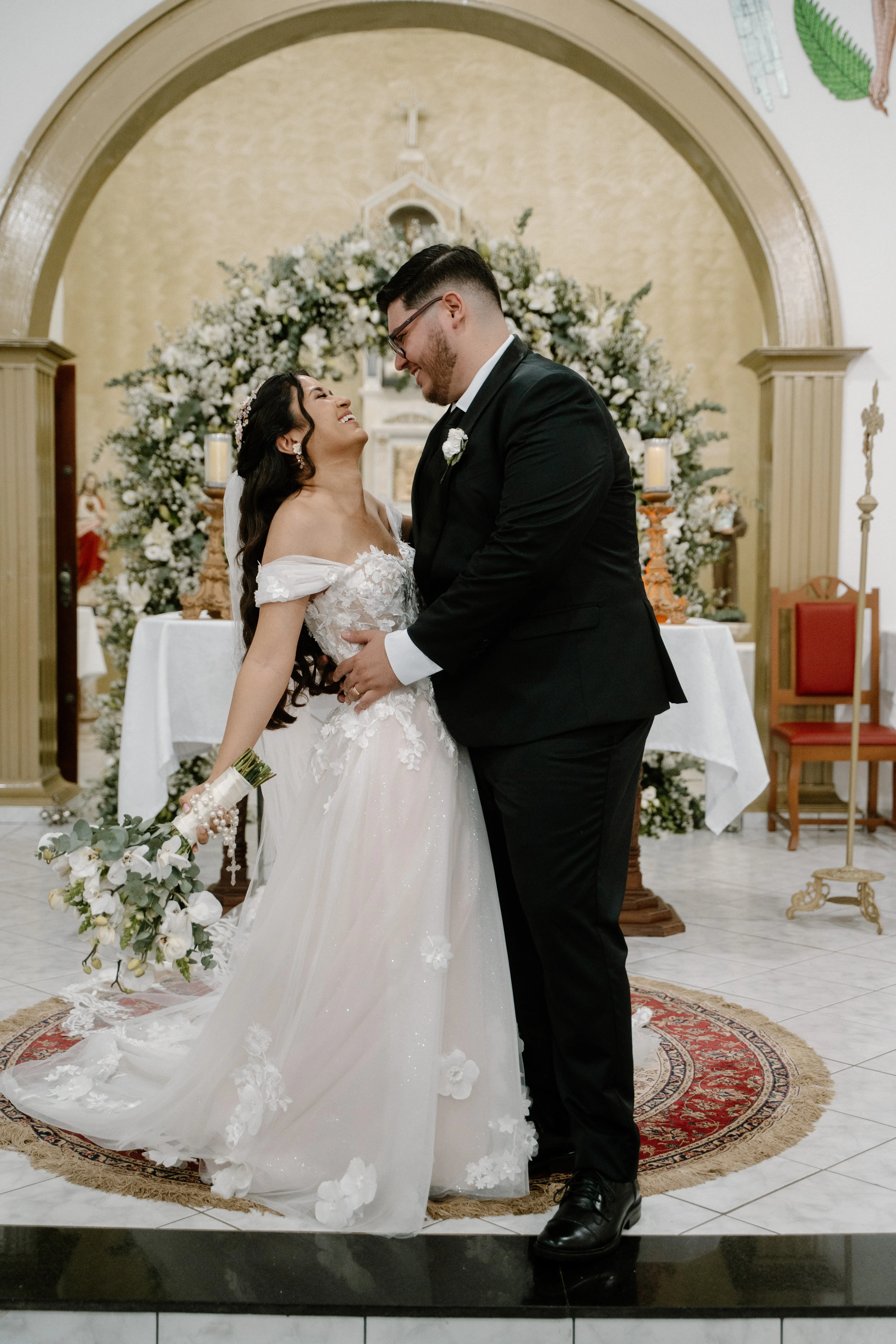 noivos no casamento na igreja