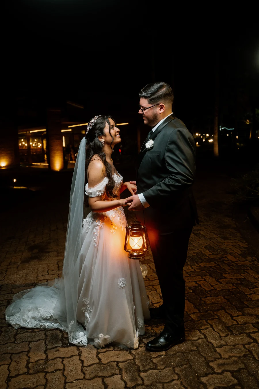 noivos de mãos dadas