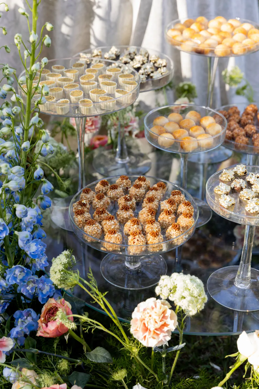 mesa com doces de casamento