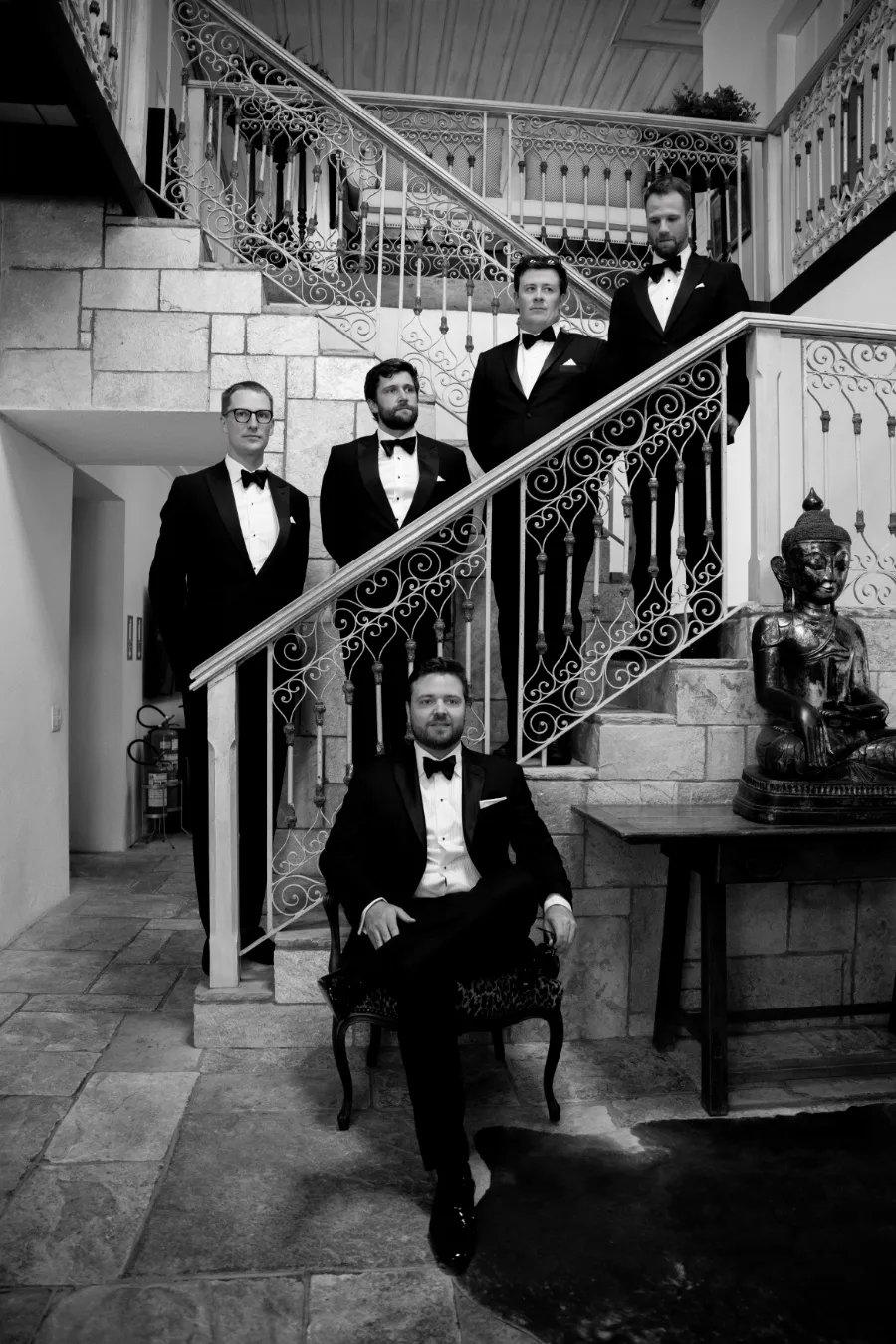 noivo com padrinhos de terno preto