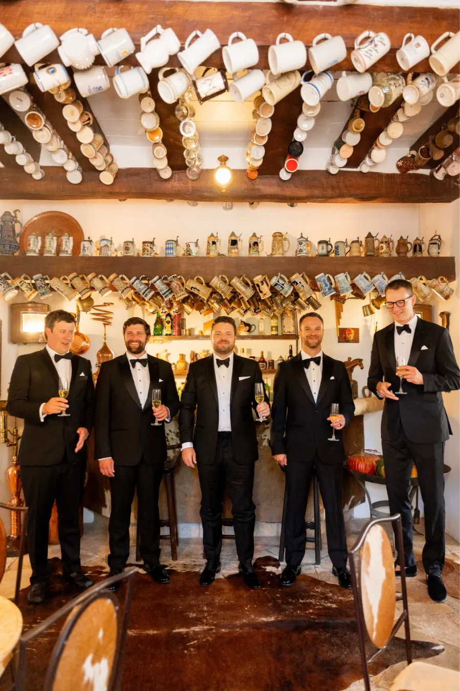 noivo com padrinhos de terno preto