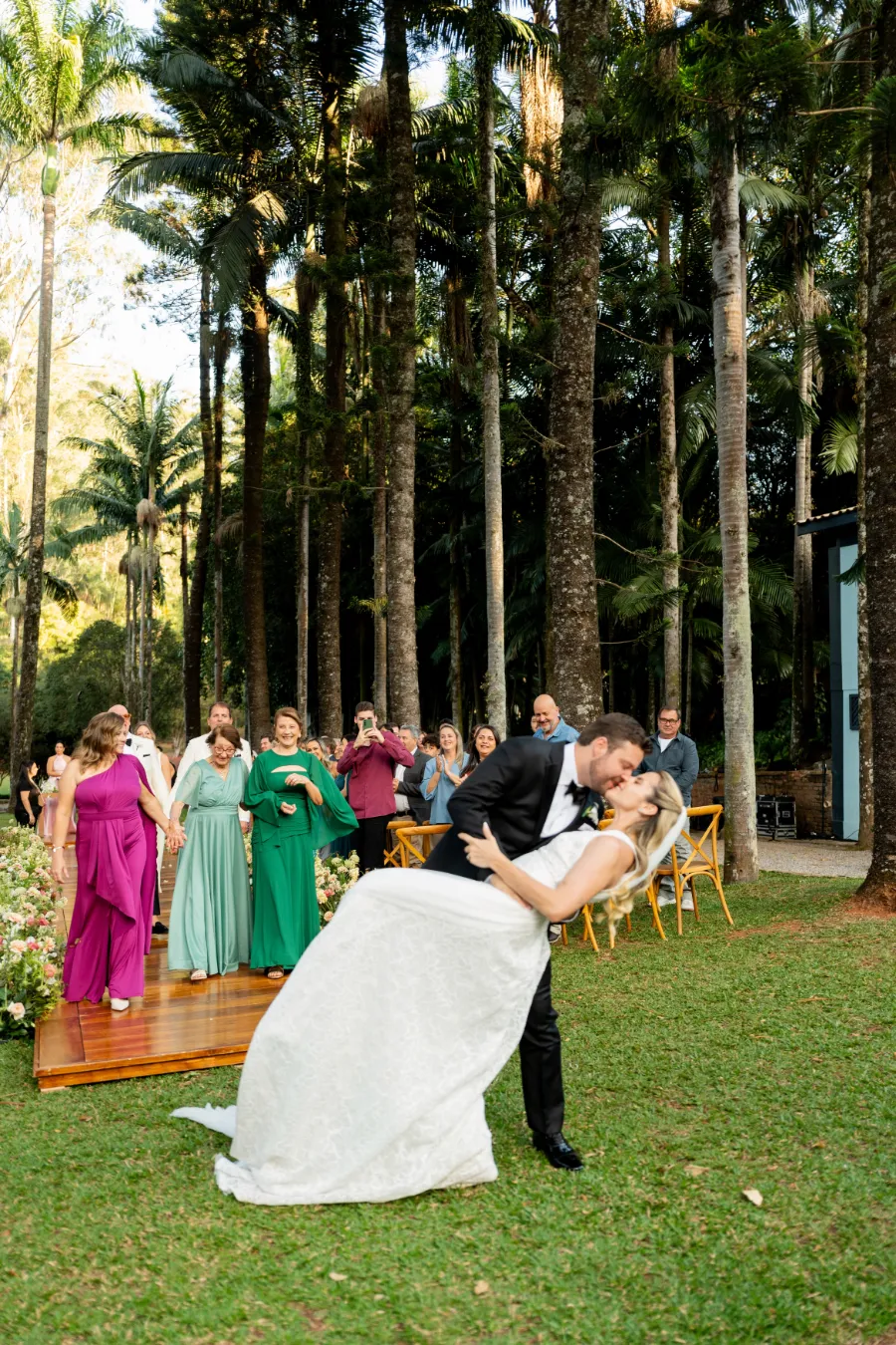 noivos se beijando no casamento na fazenda
