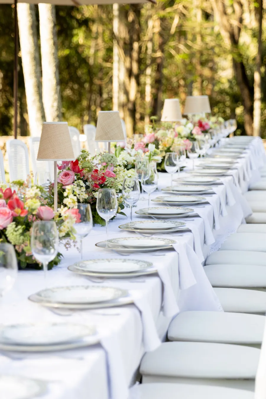 mesa imperial com flores no centro