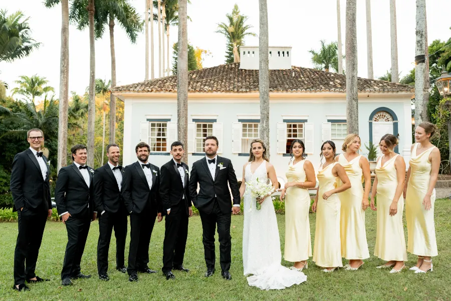noivos madrinha de vestido amarelo e padrinhos de terno preto no casamento na fazenda