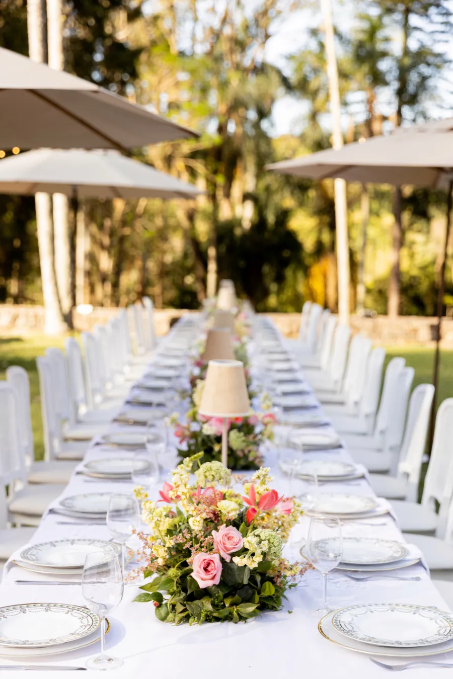 mesa posta com flores