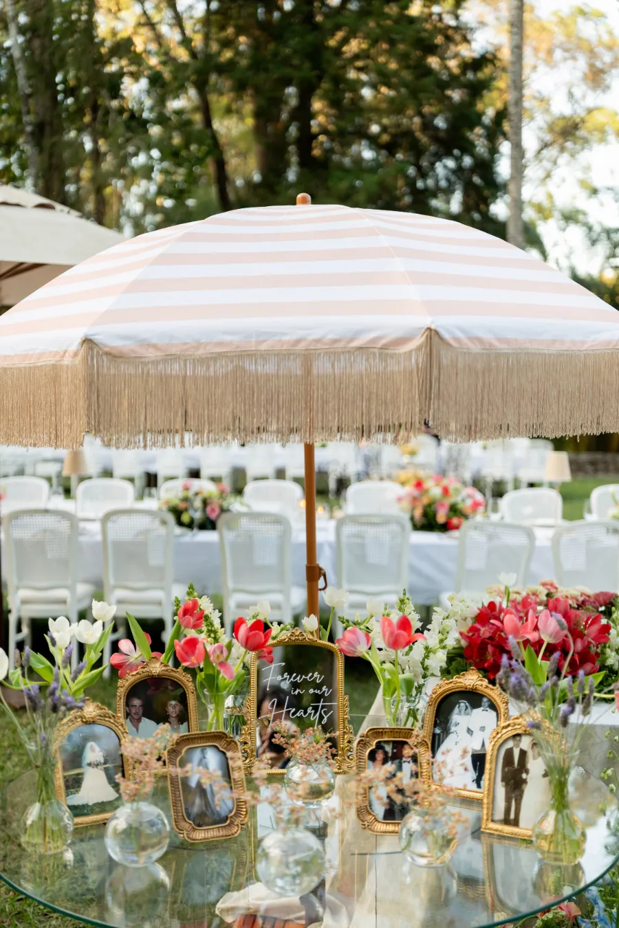 mesa com fotos em porta retratos