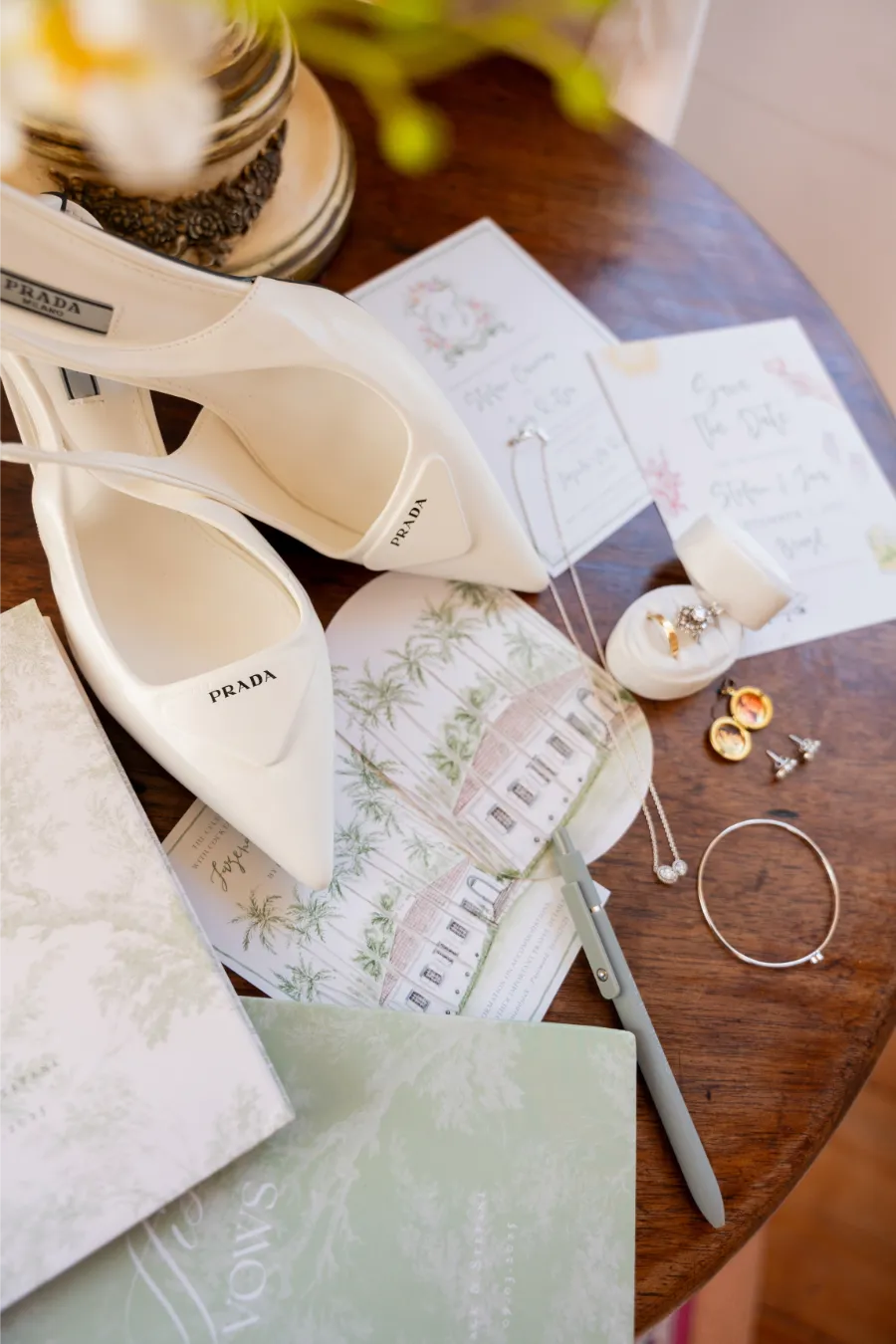 sapato de casamento ao lado de papelaria