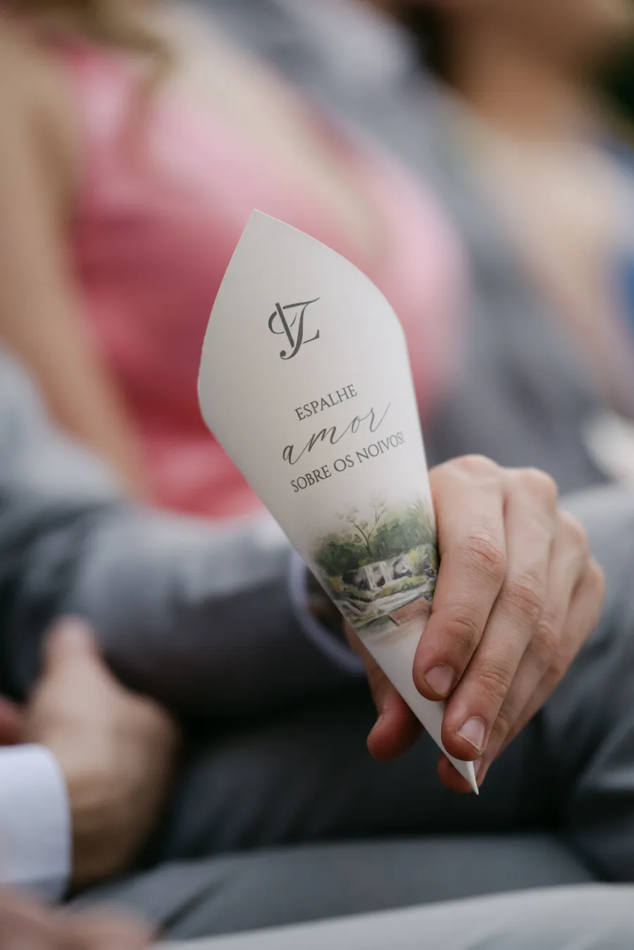 pessoa segurando cone com petalas de flores para casamento