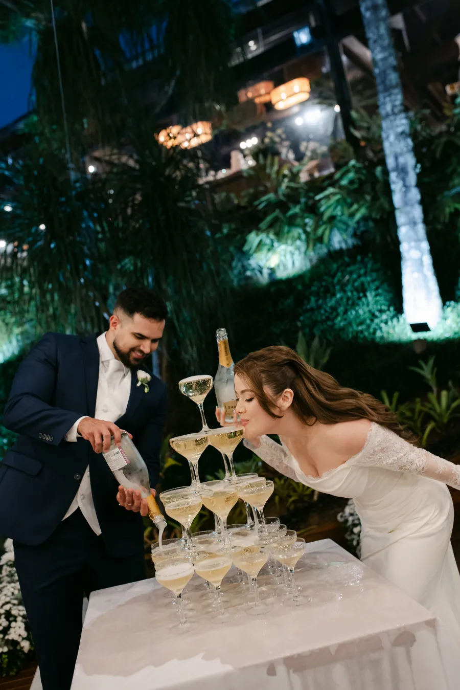 noivos enchendo torre de taças